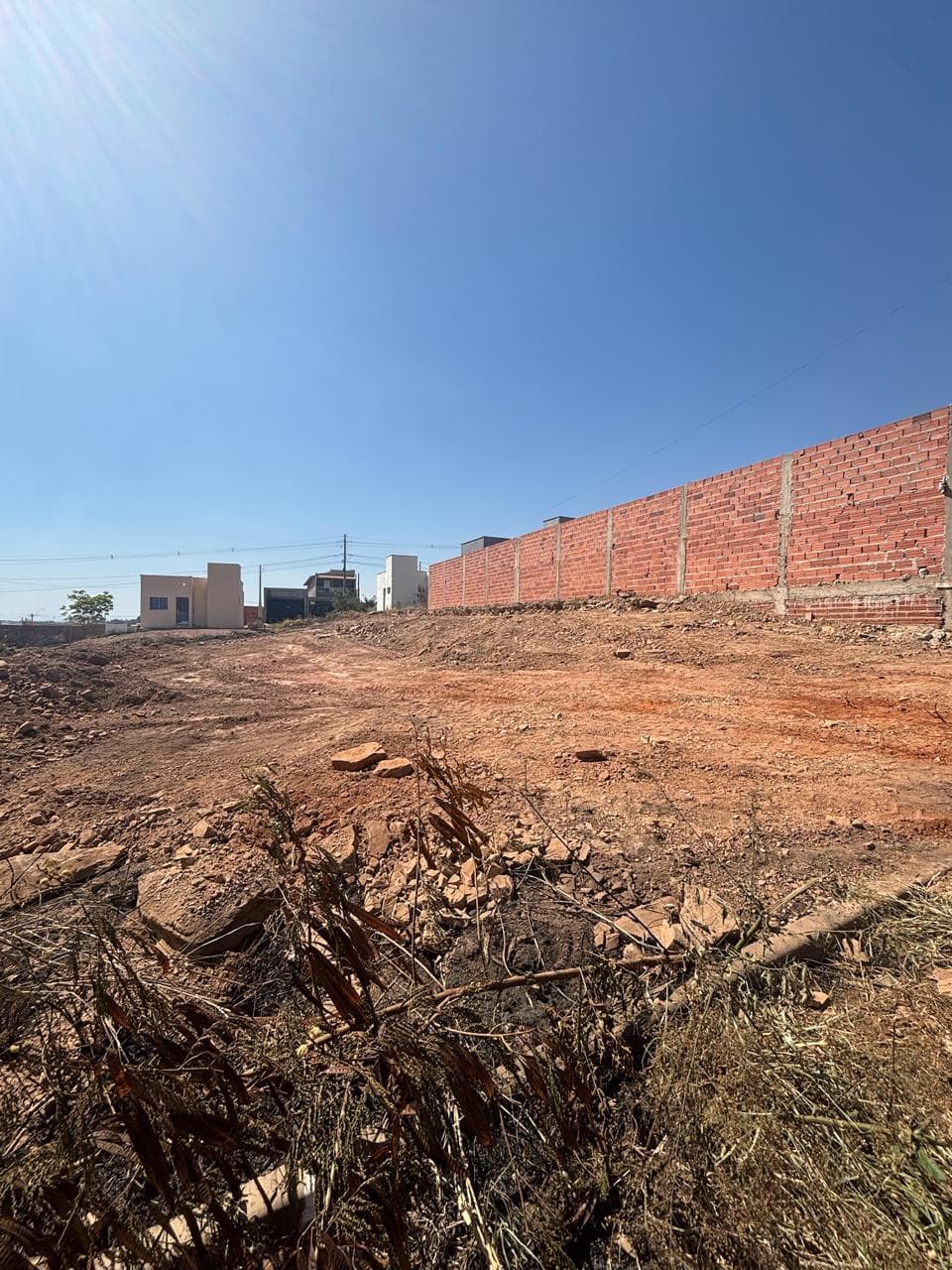 Terreno limpo e terraplanado, pronto para começar a obra