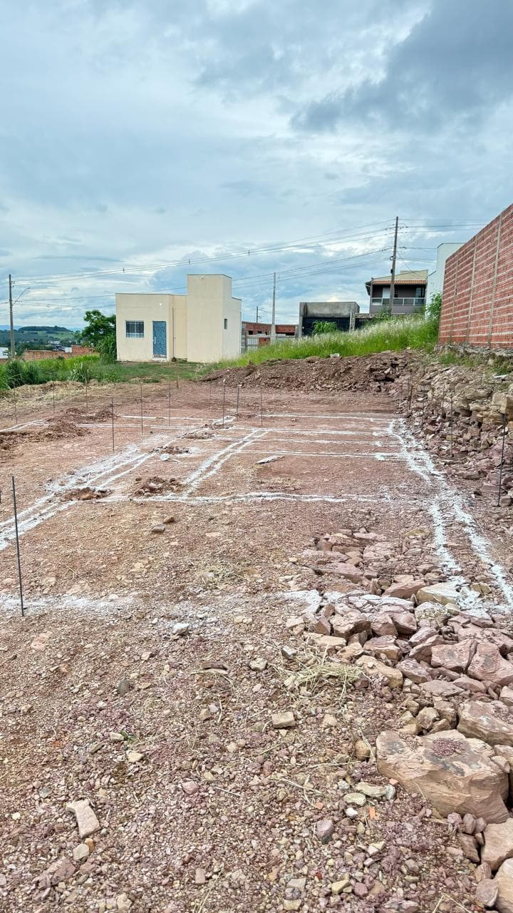 Locação da fundação marcada no terreno, com gabarito e ferragens