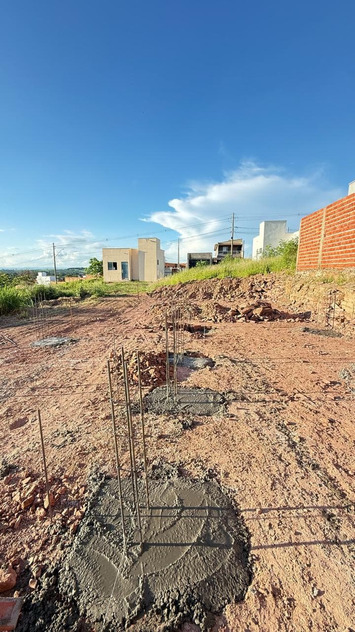 Sapatas da fundação concretadas, com arranques de ferragem