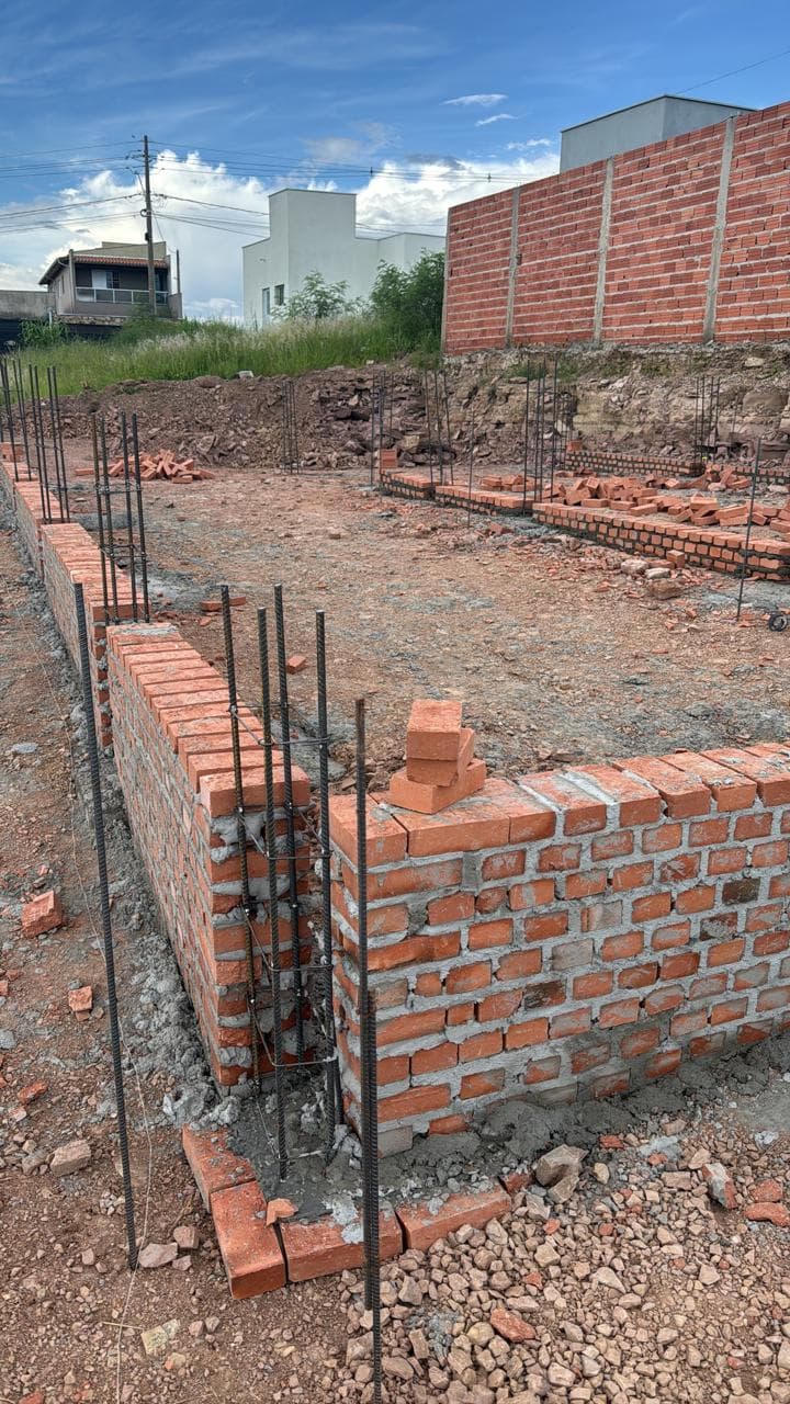 Baldrame e primeiras fiadas de tijolo da casa