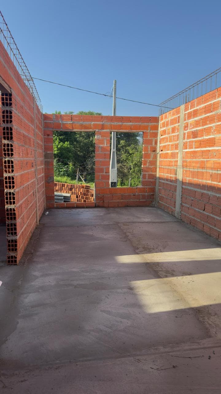Cômodo com paredes e contrapiso concluídos