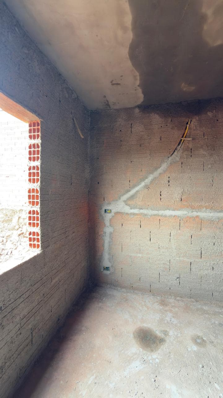 Reboco interno com os rasgos da instalação elétrica