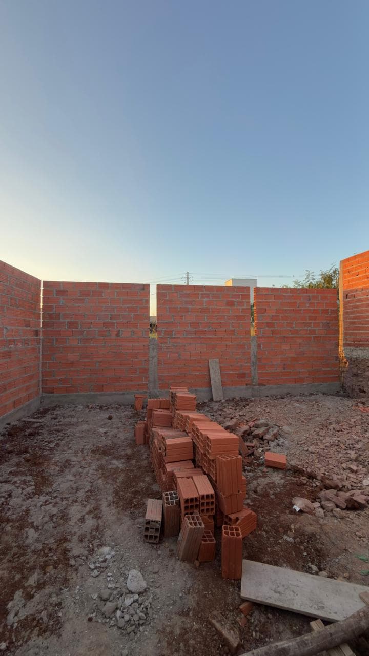 Muros do quintal concluídos e contrapiso pronto