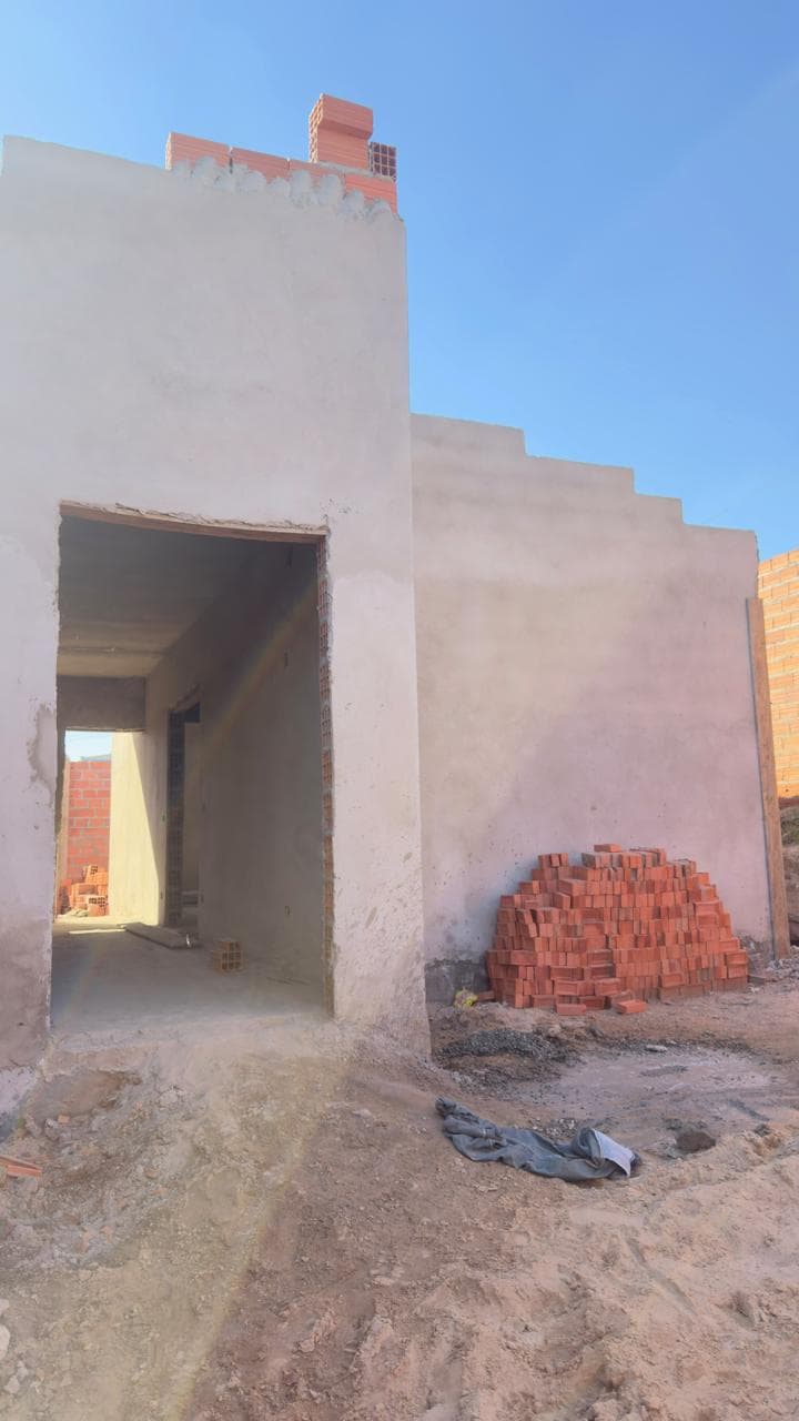 Entrada da casa rebocada, na fase de acabamentos