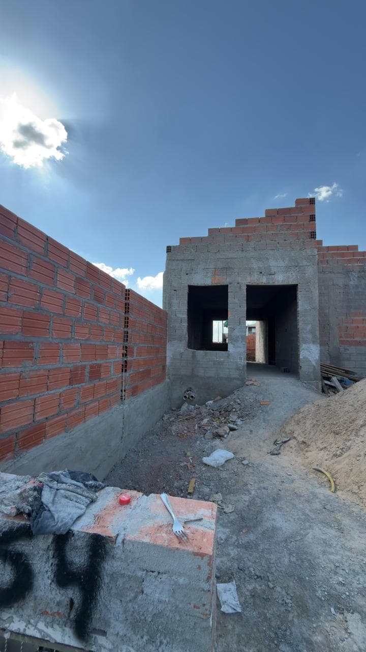 Estrutura da casa concluída, com a cinta de amarração